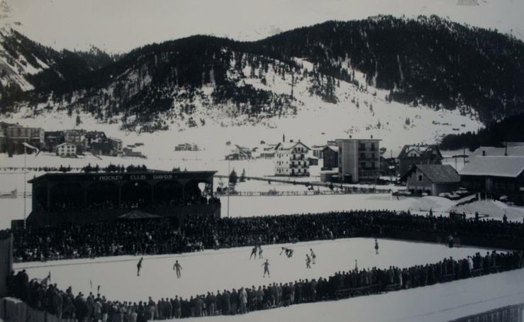 1926 wird für die EM erstmals eine Tribüne aufgerichtet. DOKUMENTATIONSBIBLIOTHEK DAVOS
