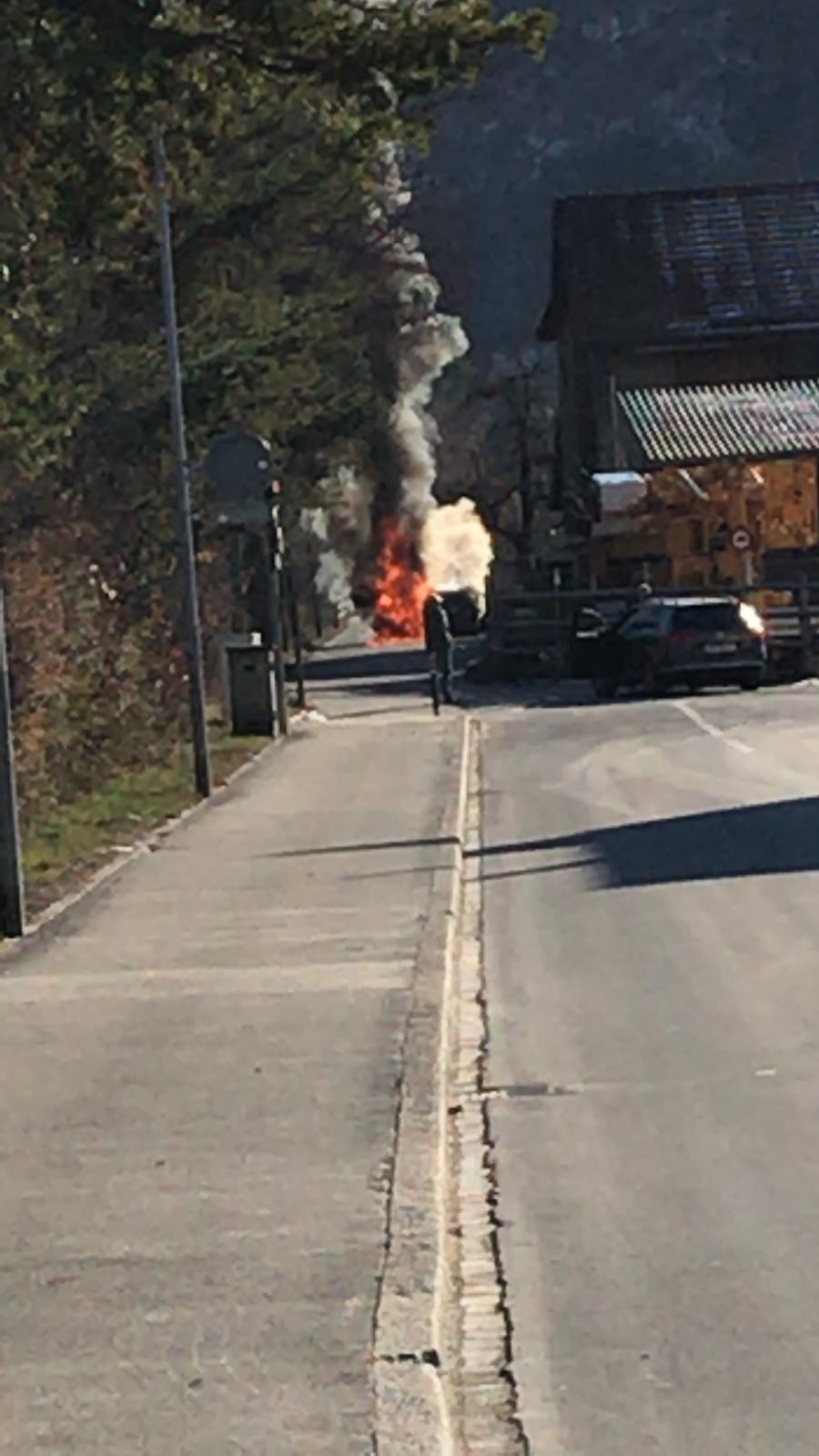 Der Fahrzeugbrand an der Felsenaustrasse in Chur. LESERREPORTER