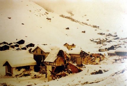 1951 bricht eine Lawine in Vals ein und nimmt 18 Menschen das Leben.