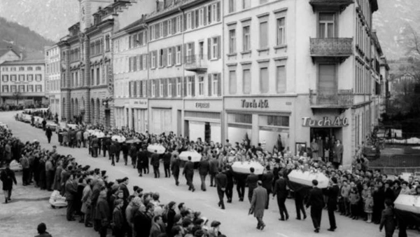 Beerdigung der Opfer in Glarus, die bei einem Lawinenunglück auf der Lenzerheide ums Leben kamen.