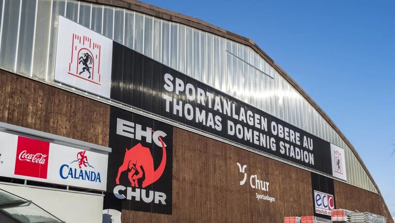 Das Sportstadion Obere Au mit der Aufschrift Sportanlagen Obere Au Thomas Domenig Stadion. 