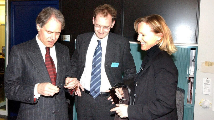 Moritz Leuenberger, Andrea Masüger, Gisela Murbach (von links nach rechts) am «Südostschweiz»-Forum 2002 im Medienhaus Glarus.