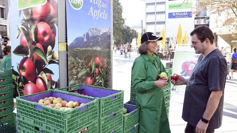 Am Tag des Apfels werden an der Churer Bahnhofstrasse Äpfel an Passanten verteilt.