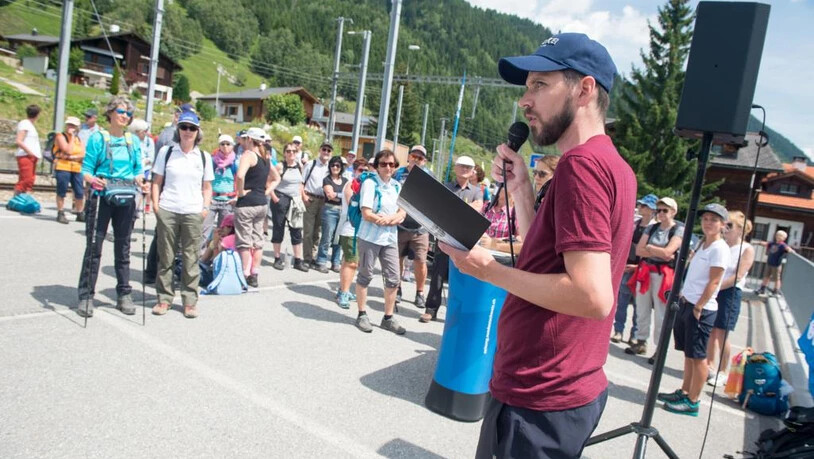 Andres Hartmann, der Projektleiter der Südostschweiz Wandertage spricht vor einer Etappe zu den Wanderern.