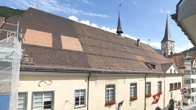 Das Dach vom Rathaus in Chur wird saniert.