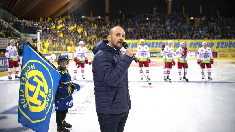 HCD-Coach Christian Wohlwend entschuldigt sich vor dem Spiel auf dem Eis bei allen Davoser Fans.