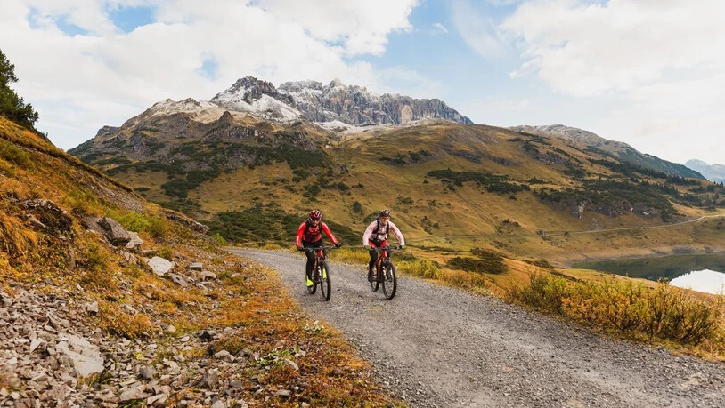 In 27 Stunden und 20 Minuten haben die beiden Profis Flo Vogel (Schweiz) und Markus Schulte-Lünzum (Deutschland) mit E-Mountainbikes die Alpen überquert.