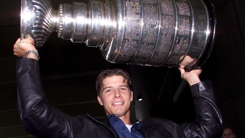 Erster Schweizer Stanley-Cup-Champion: Goalie David Aebischer 2001