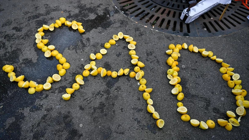 Anschliessend wurde mit ausgepressten Zitronen das Wort "SAD" auf den Boden geschrieben.