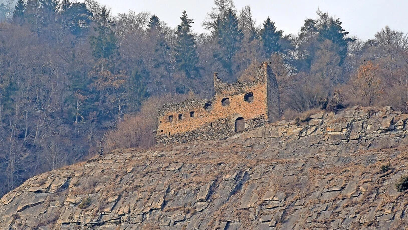 Prägend und baufällig: die Burgruine Lichtenstein am Rande der Felswand nördlich von Haldenstein.