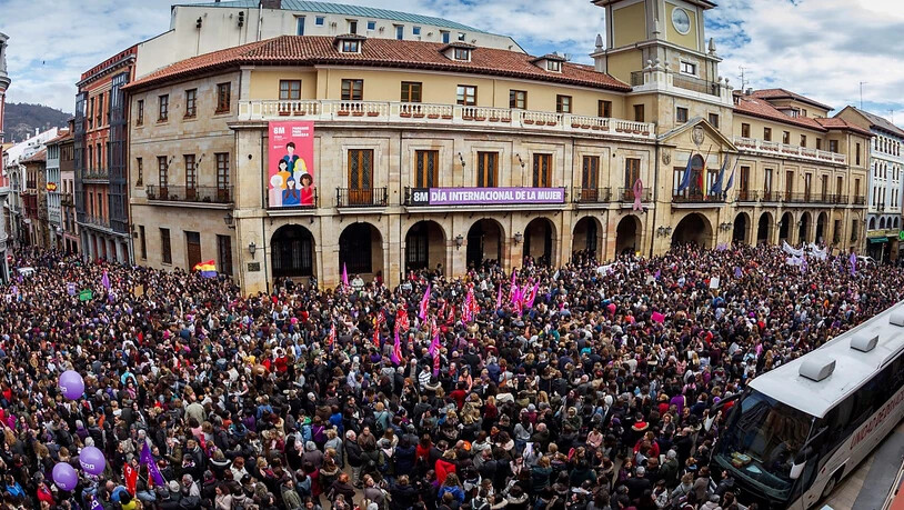 Millionen Frauen haben am ersten landesweiten "feministischen Streik" in Spanien teilgenommen. Auf dem Bild eine Kundgebung in Oviedo, Asturien.