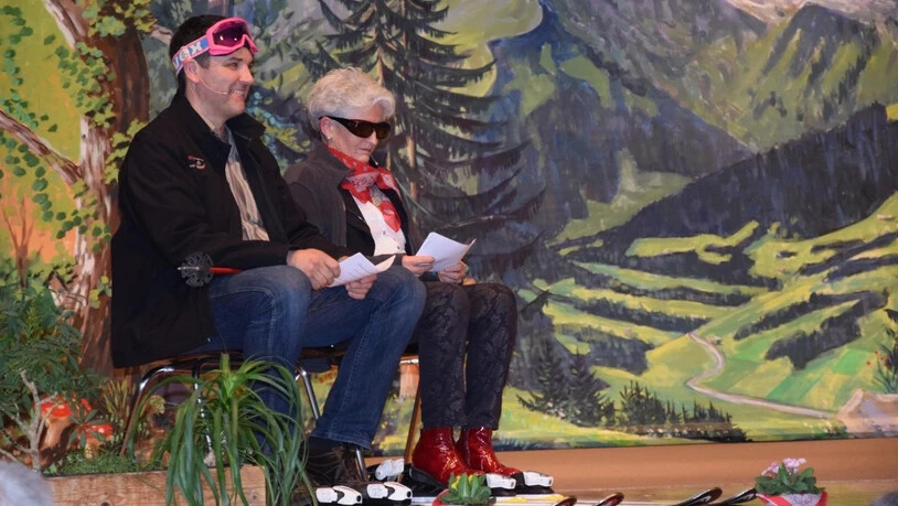Auf der Bühne: Köbi Becker und Käthy Rhyner als Skifahrer Köbi und Heiri auf dem Sessellift.