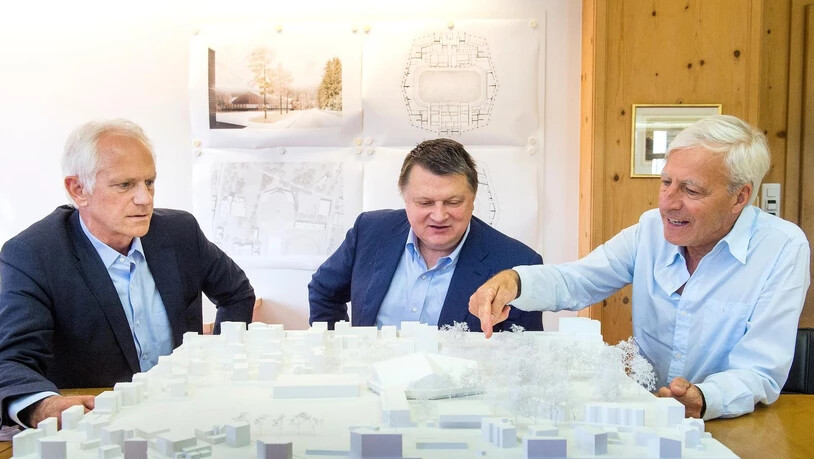 Landammann Tarzisius Caviezel, HCD-Präsident Gaudenz Domenig und Architekt Daniele Marques (von links).
