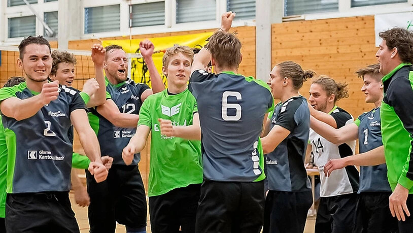 Freude pur: Die Spieler der zweiten Mannschaft von Volley Näfels feiern den Aufstieg in die Nationalliga B. Bild Köbi Hefti