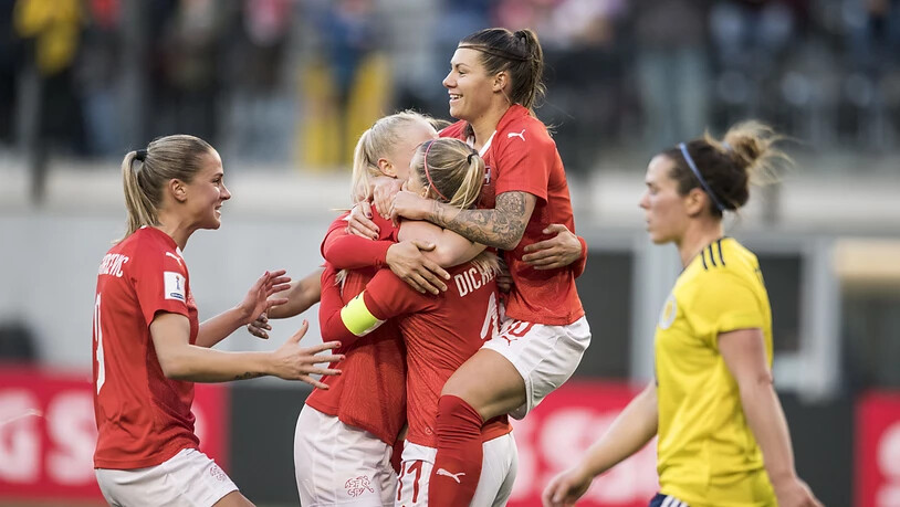 Wird von ihren Schweizer Teamkolleginnen nach dem 1:0 gegen Schottland stürmisch bejubelt: Lara Dickenmann (mit der gelben Armbinde)