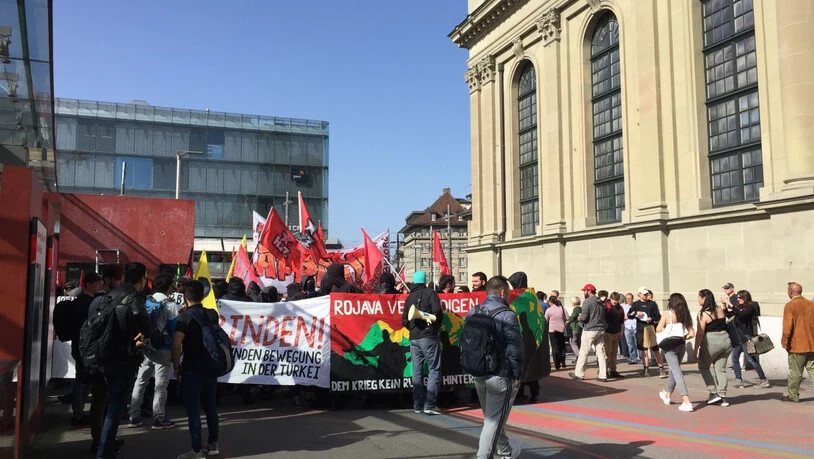 Der Zug der Solidaritätsdemonstration vor der Heiliggeistkirche beim Berner Hauptbahnhof.