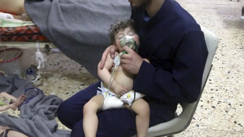Die syrische Rettungsorganisation Weisshelme publizierte Bilder aus einem Spital in Duma, in dem die Opfer des mutmasslichen Giftgasangriffs behandelt wurden.