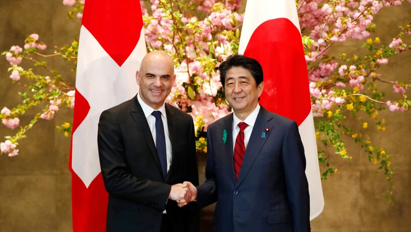 Bundespräsident Alain Berset (l.) und Japans Premierminister Shinzo am Donnerstag in Tokio.