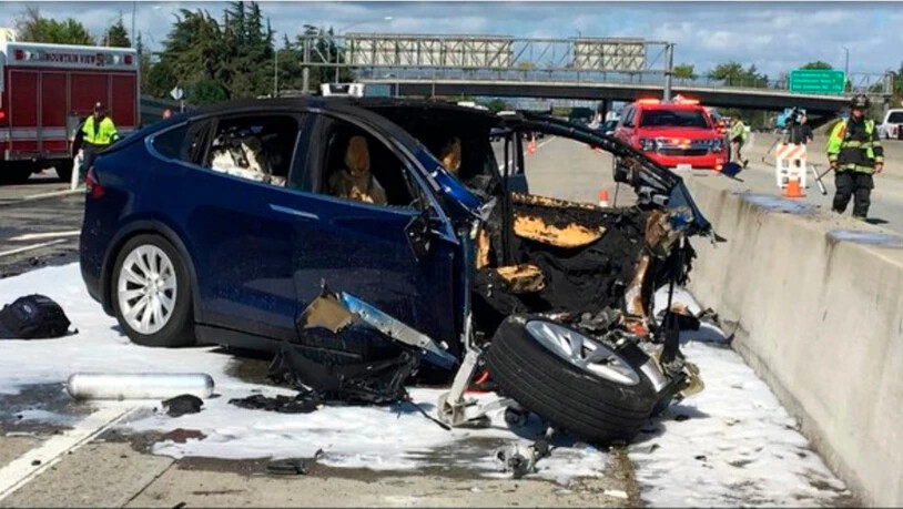 Der Tesla-Konzern fühlt sich von US-Behörden bei der Aufarbeitung eines Unfalls mit einem seiner selbstfahrenden Autos schlecht behandelt. (Archivbild)