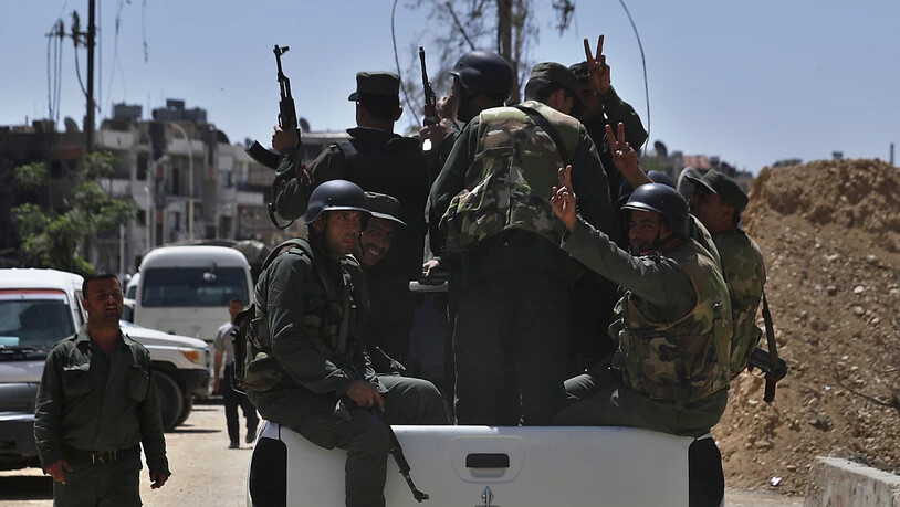 Syrische Polizei-Einheit mit Siegeszeichen in den Strassen von Duma