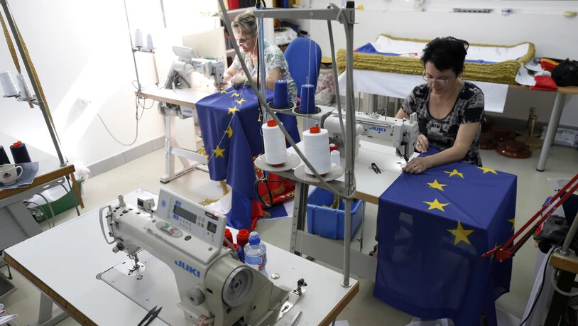 Mit Albanien und Mazedonien sollen EU-Beitrittsverhandlungen aufgenommen werden, empfiehlt die EU-Kommission. Dies könnte in der Region auch die Produktion von EU-Flaggen ankurbeln. (Archiv)