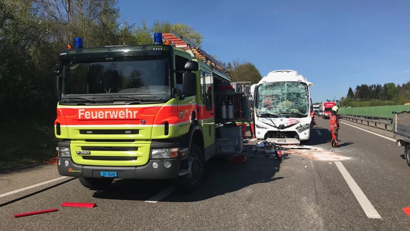 Bei einem Unfall zwischen zwei Lastwagen und einem Reisecar haben sich auf der Autobahn A1 bei Winterthur-Wülflingen 15 Personen verletzt.