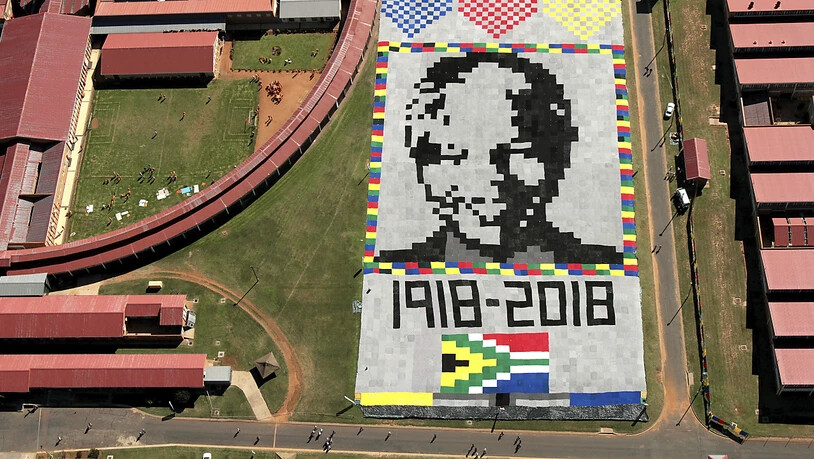 Zu Ehren von Nelson Mandela: Als Werk von Menschen von überall auf der Welt prangt das Gesicht  des südafrikanischen Nationalhelden auf einer 7000 Quadratmeter grossen gehäkelten Decke.