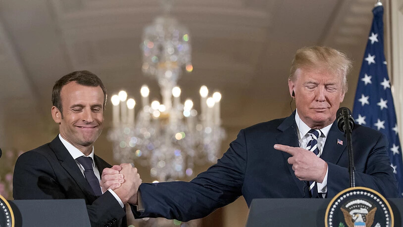 Komplizenhafter Händedruck während der Medienkonferenz von US-Präsident Donald Trump (r) und seinem französischen Gast Emmanuel Macron.