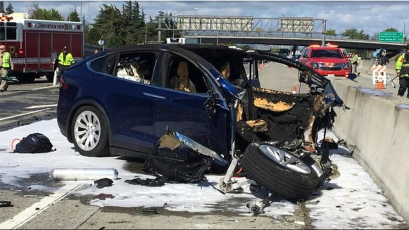 Im März verunfallte der Fahrer dieses Tesla im kalifornischen Mountain View. Dabei war der "Autopilot" eingeschaltet. Der Lenker wurde beim Crash tödlich verletzt. (Archiv)