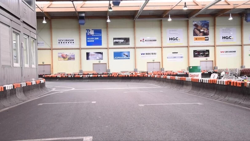 Auf dem Asphalt in der Kart Arena Bonaduz liefern sich Go-Kart-Fahrer bald keine Rennen mehr.