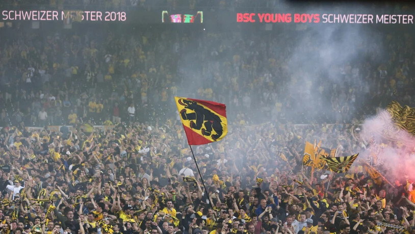 Bern ist aus dem Häuschen: Überglückliche YB-Fans feiern im Stade de Suisse frenetisch den Meistertitel ihres Fussballclubs.