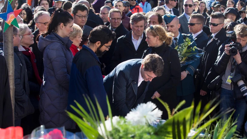 Kanadas Premierminister Justin Trudeau (Mitte) hat gemeinsam mit Tausenden den Opfern der Amokfahrt in der vergangenen Woche gedacht.