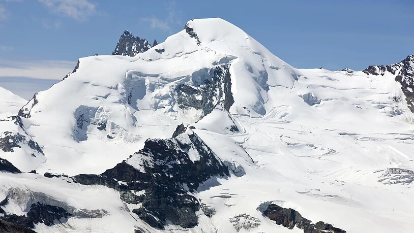 Der Fee- und Allalin-Gletscher oberhalb von Saas-Fee: Ein französischer Tourenskifahrer hat sich hier bei einem Lawinenniedergang tödlich verletzt. (Archivbild)