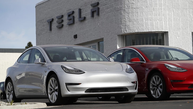 Elektroauto-Hersteller Tesla weitet Quartalsverlust aus - der Geschäftsausblick besonders bei dem Hoffnungsträger-Produkt des Konzerns, Model 3, hellt sich allerdings auf. (Archivbild)