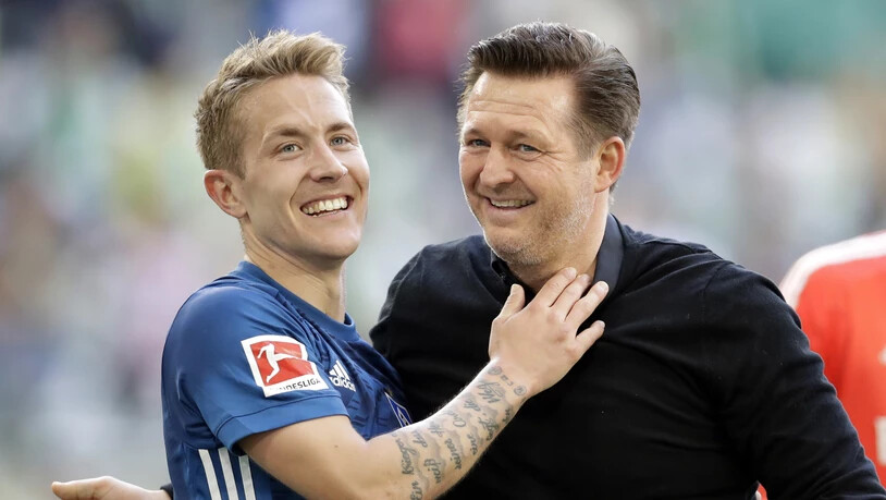Gut gelaunt in die Schicksalsspiele: Lewis Holtby und Trainer Christian Titz verleihen dem Hamburger SV den nötigen Elan