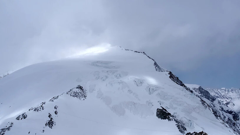 Oberhalb von Arolla im Wallis waren 14 Skitourenfahrer in zwei Gruppen am Sonntag in eine Schlechtwetterfront geraten und mussten die Nacht im Freien verbringen. Sieben Personen starben. (Symbolbild)