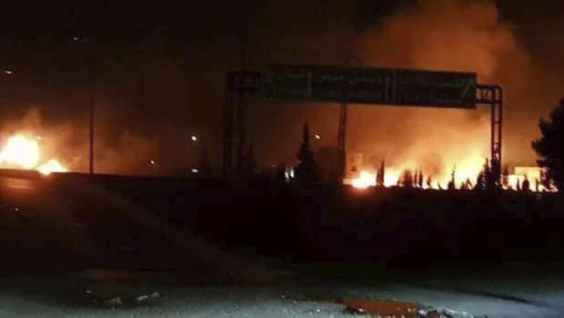 Die staatliche Nachrichtenagentur veröffentlichte dieses Foto einer brennenden Militäreinrichtung in Kisweh südlich von Damaskus.