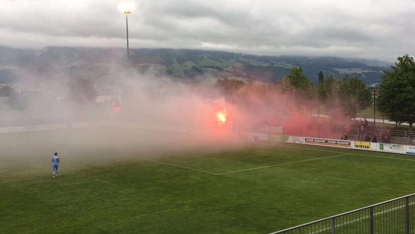Anhänger des FC Aarau zündeten Pyros.