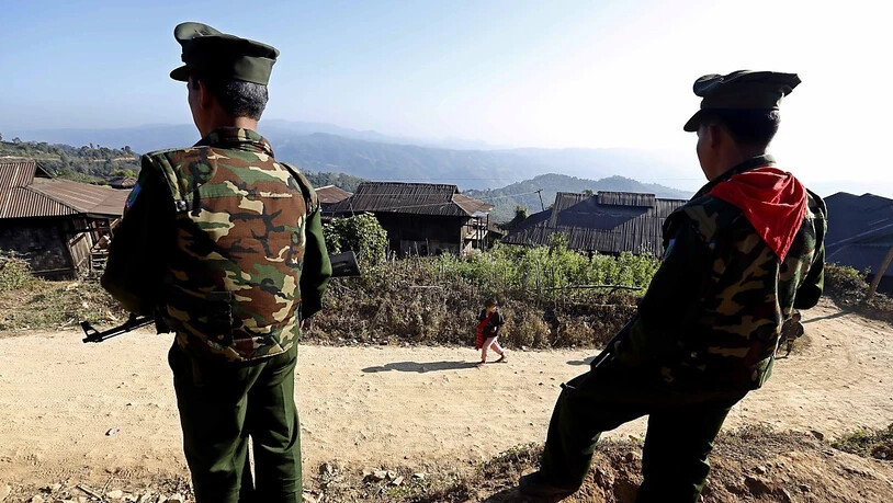 Zwei Mitglieder der TNLA-Miliz im Bundesstaat Shan im Norden Myanmars. (Archiv)