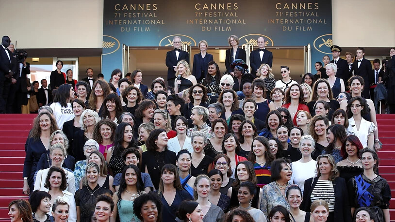 Schauspielerinnen und Regisseurinnen forderten auf dem roten Teppich in Cannes gleiche Rechte in der Filmbranche.