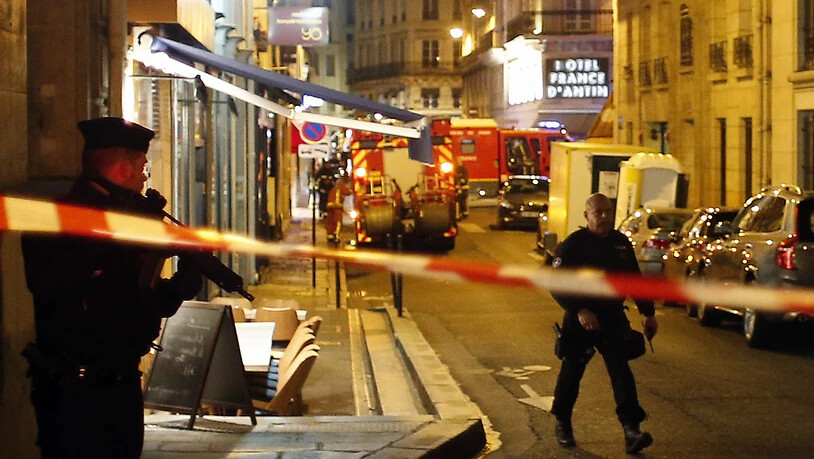Tödliche Messer-Attacke in der Nähe der Pariser Oper: Die Polizei sperrt das Gebiet weiträumig ab.
