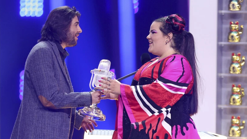 Die schrille Israelin Netta Barzilai hat den Eurovision Song Contest 2018 in Lissabon gewonnen und bekommt ihre ESC-Trophäe vom Vorjahresgewinner Salvador Sobral aus Portugal überreicht.