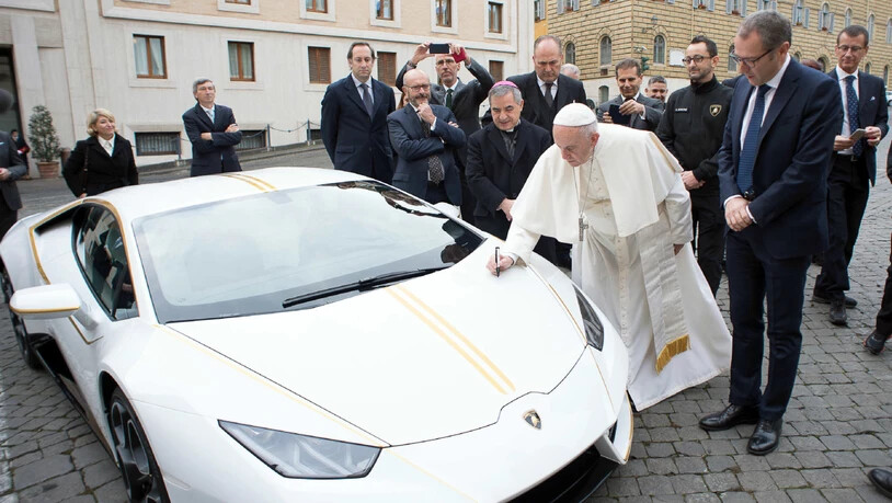 Papst Franziskus hatte im vergangenen November den weissen Lamborghini nicht nur gesegnet, sondern auch seine Handschrift auf der Haube hinterlassen. (Archiv)