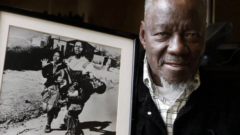 Der südafrikanische Fotograf Sam Nzima ist im Mai 2018 im Alter von 83 Jahren gestorben. Berühmt machte ihn dieses Foto von 1976. Es zeigt einen Schwarzen, der den sterbenden Hector Pieterson in den Armen hält. (Archiv)