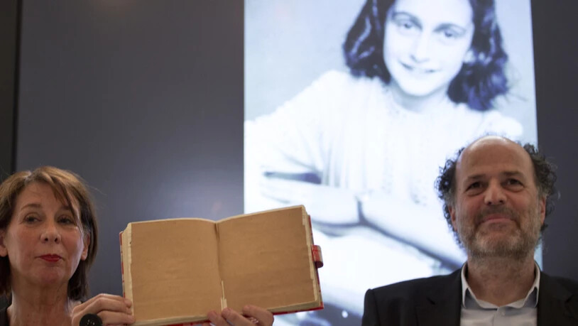 Obwohl Anne Frank sie mit braunem Papier verklebt hatte: Dank digitaler Fototechnik sind bisher unbekannte Passagen aus dem Tagebuch des jüdischen Mädchens lesbar gemacht worden.