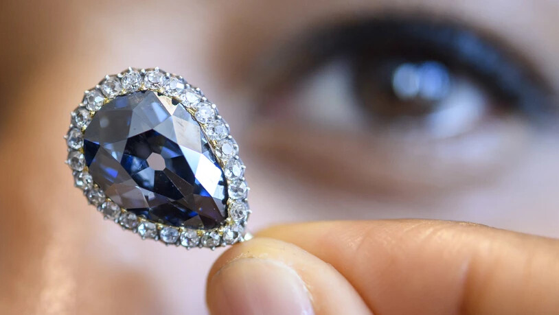 Der blaue Diamant einer spanischen Königin aus dem 18. Jahrhundert ist für 5,6 Millionen Euro versteigert worden.