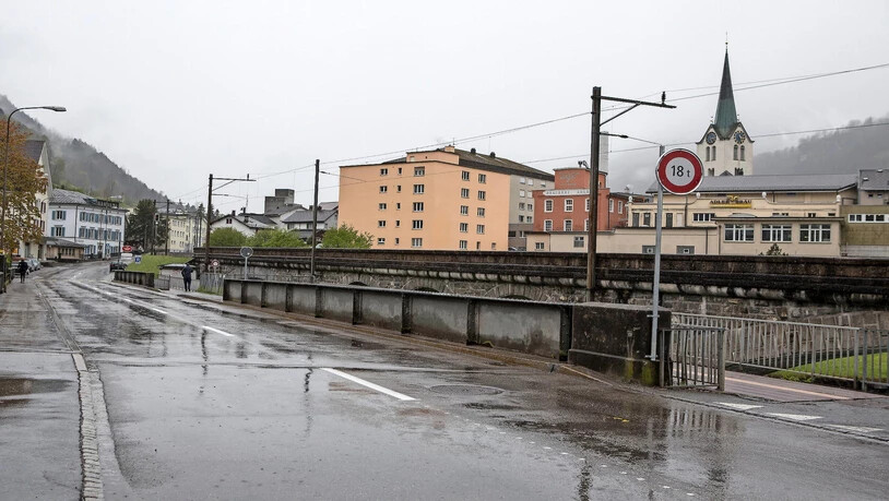 Im Juli werden die beiden Linthbrücken in Schwanden abgerissen, Ende 2019 soll der Verkehr wieder fliessen.