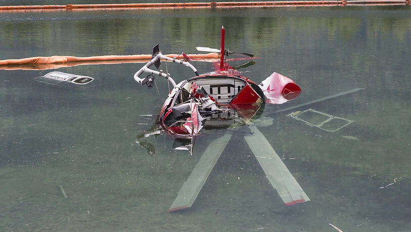 Der Helikopter wurde beim Absturz in einen Baggersee stark beschädigt.