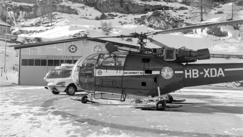 Seit 50 Jahren fliegt die Air Zermatt Rettungseinsätze, das Bild aus dem Archiv zeigt die Helikopter-Basis Zermatt im Januar 1971.