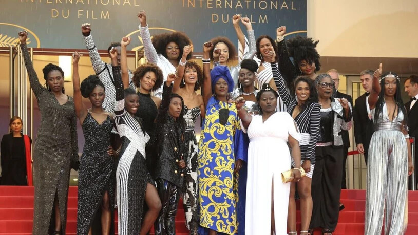 Schauspielerinnen demonstrierten am Mittwoch auf dem roten Teppich in Cannes gegen Diskriminierung à la "für eine Schwarze sind sie recht intelligent".